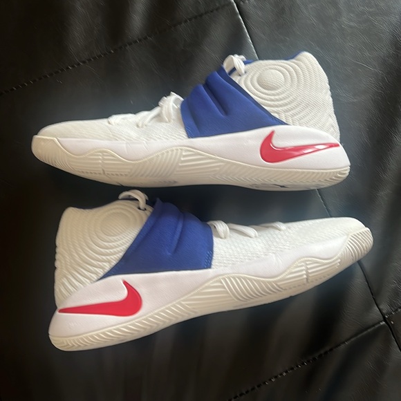 Kyrie 2 boys 5.5 - Picture 4 of 9